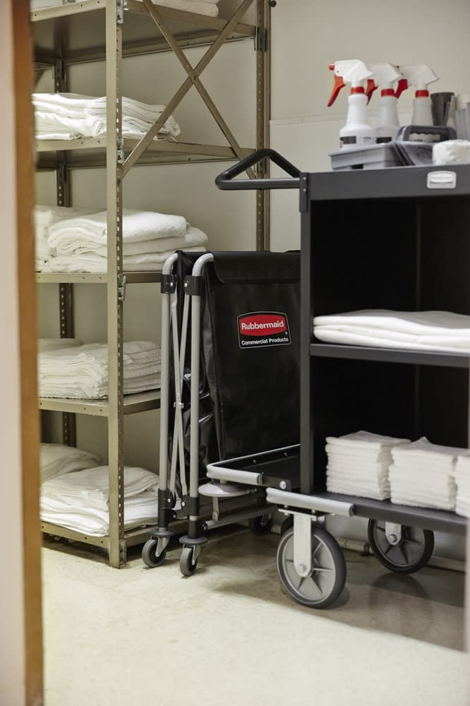 GuestSupply US | Rubbermaid 4 Bushel Collapsible X Cart, Single
